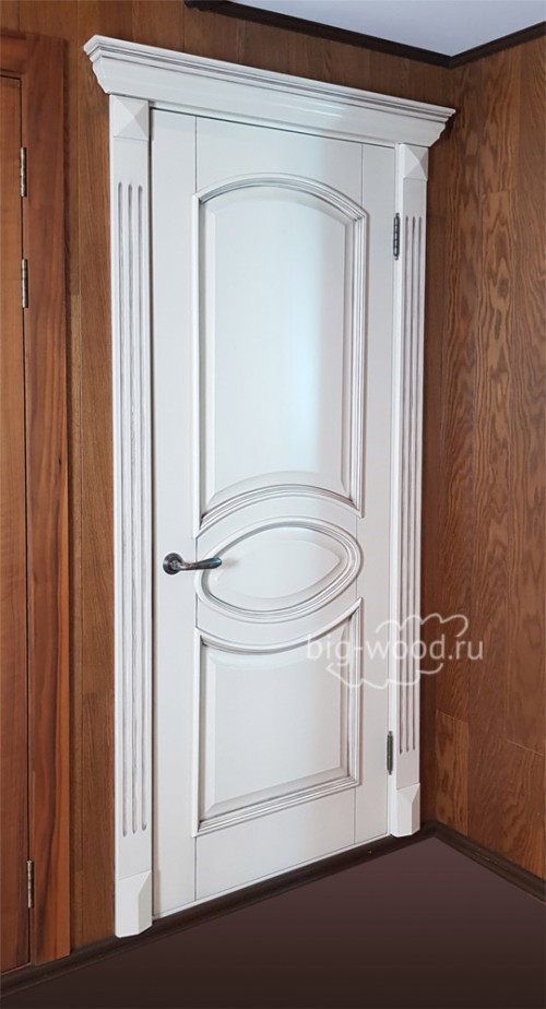 Качественная дверь в классическом стиле межкомнатная с капителью из массива под белой эмалью и патиной
