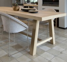 Простой деревянный стол в обеденную зону с удобным для ног подстольем и перекладиной
