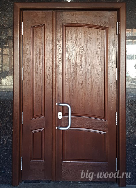 Толстая деревянная дверь входная с фигурными филенками, Москва