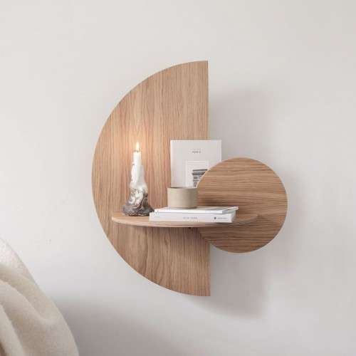 Деревянная полка необычной формы к кровати в спальню