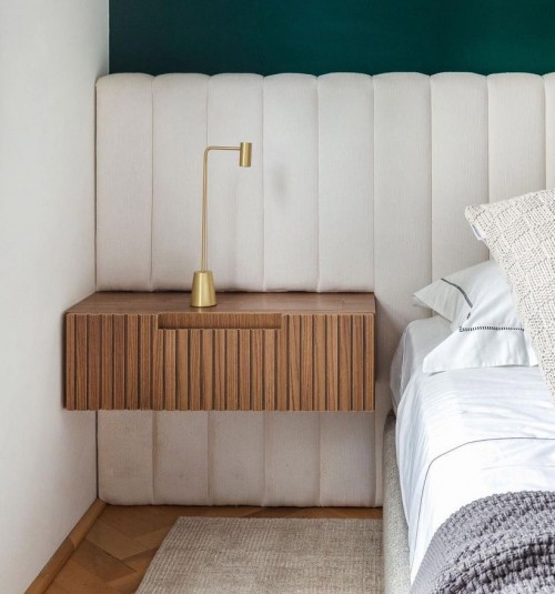 Деревянная полка со шпоном и ящиком с вертикальной фрезеровкой